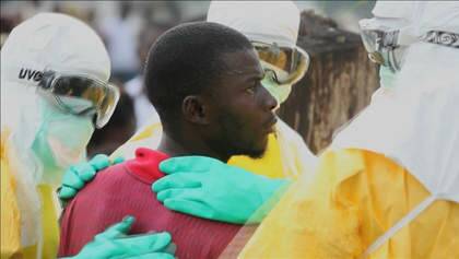 Health workers surround an Ebola patient. Photo: REUTERS TV