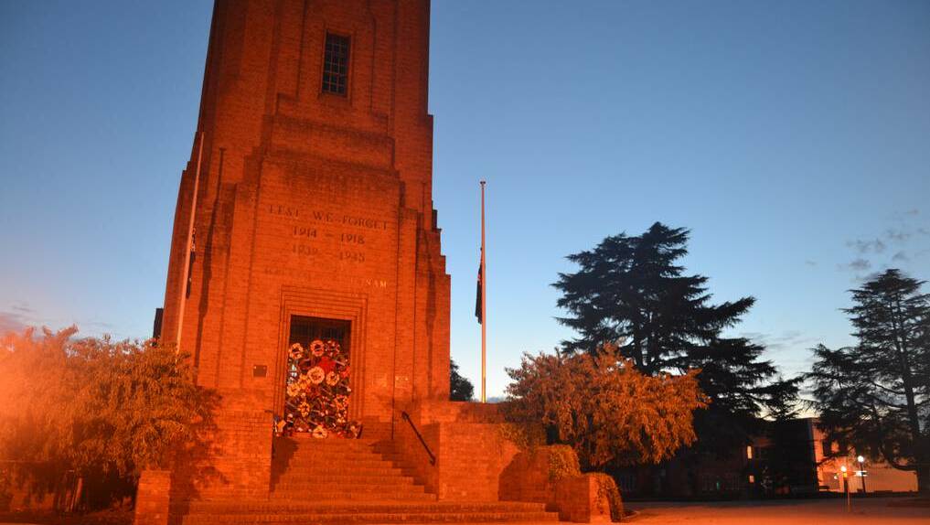 BATHURST: Hundreds of residents gathered at the War Memorial Carillon. Photos: Greg White, Western Advocate.