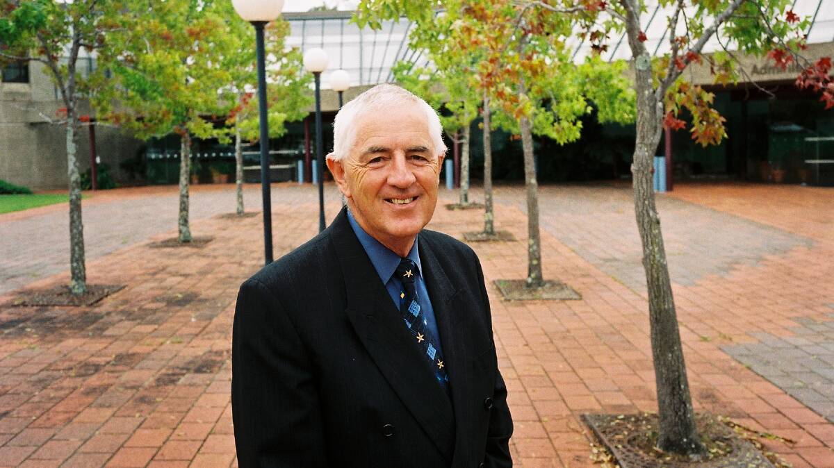  Former Shoalhaven City Services Director, Barry Russell, has died at the age of 69.