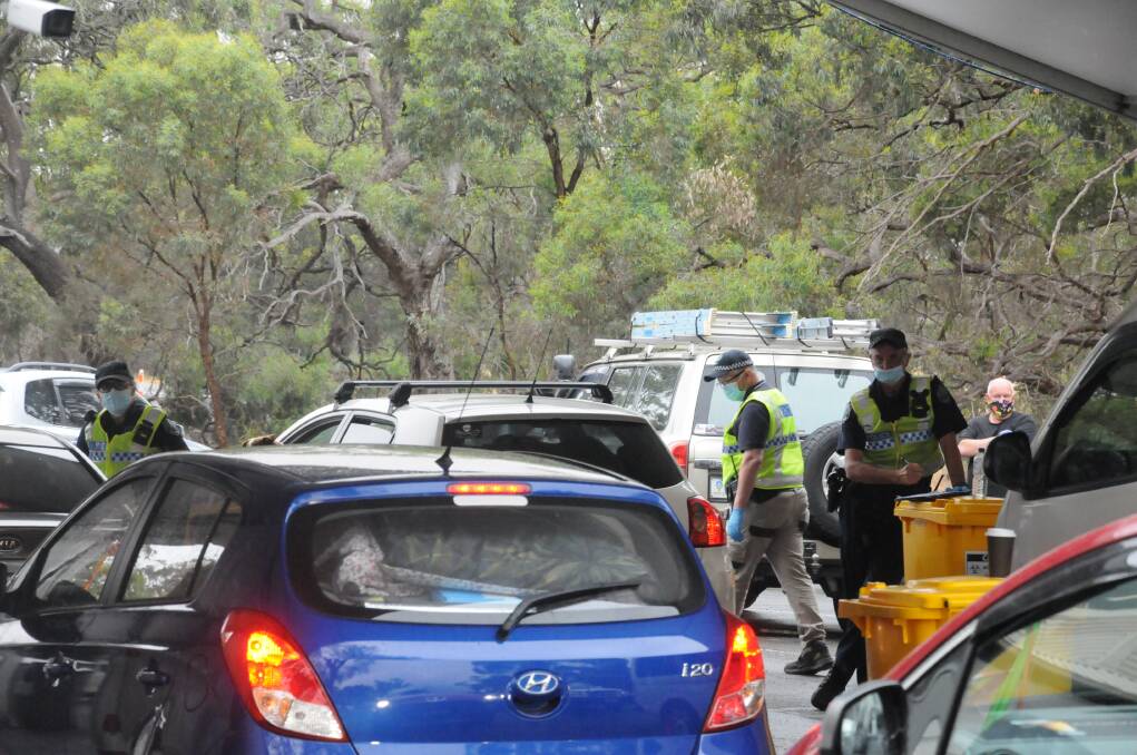 The border checkpoint on Tuesday as hundreds crossed to South Australia.