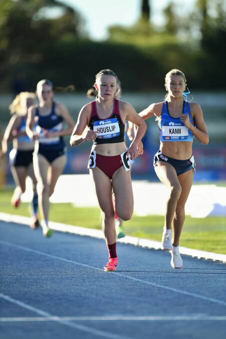 Jessica Kann takes the inside running. Picture Sportspix 